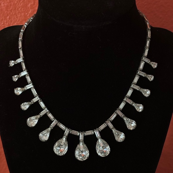 Jewelry - Elegant Silver Teardrop Necklace